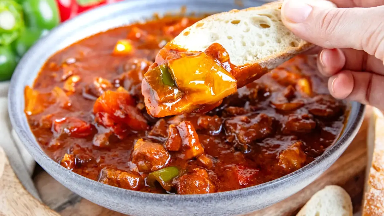 Herzhaftes Schaschliktopf Rezept mit Fleisch und Paprika, serviert mit frischem Brot.