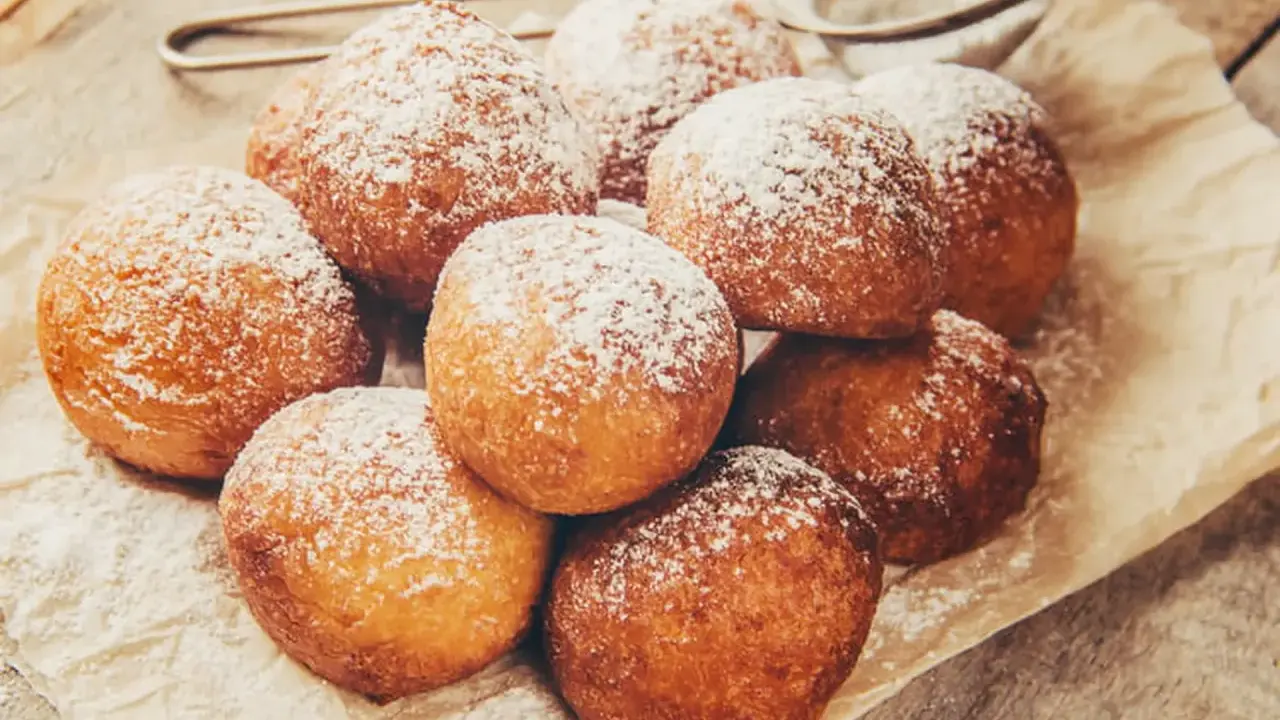 Délicieux beignets saupoudrés de sucre glace, rappelant la recette pâte à beignets de grand-mère. Un délice croustillant et moelleux.