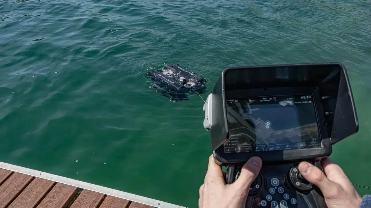 Contrôle d'un drone sous-marin avec écran affichant la carte et les données de l'installation GPS.