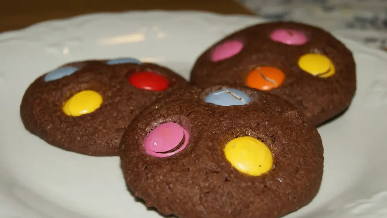 Chokladkakor med färgglada godisar, perfekta kakor till barnkalas.
