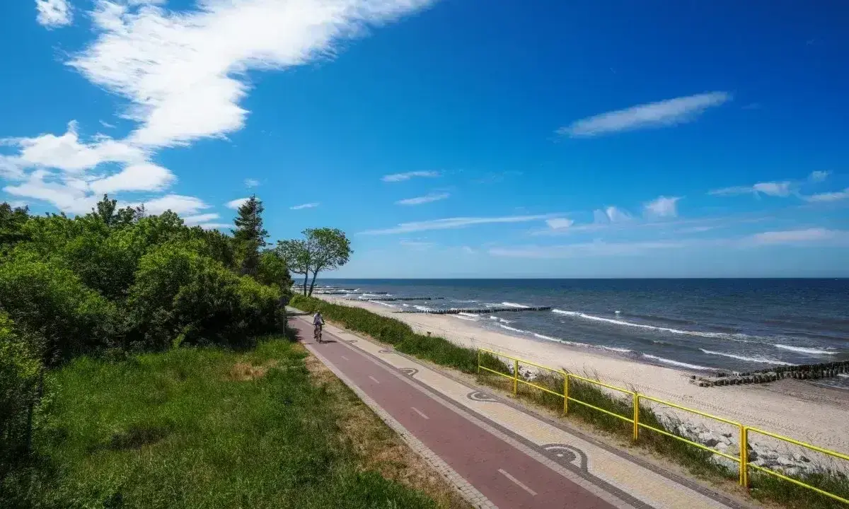 Piękny dzień nad polskim morzem. Ścieżka rowerowa wzdłuż plaży, idealna na wakacje.
