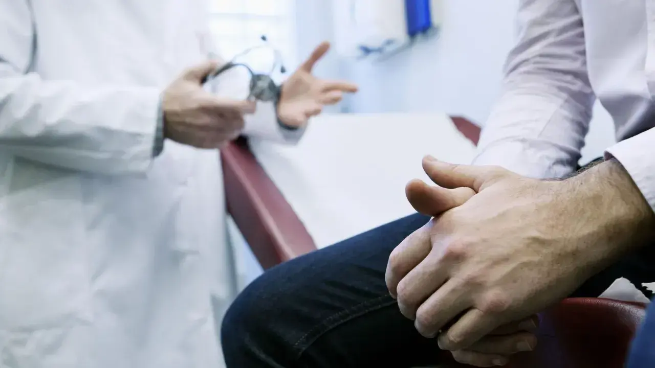 Lekarz omawia z pacjentem chorobę Peyroniego i jej leczenie.