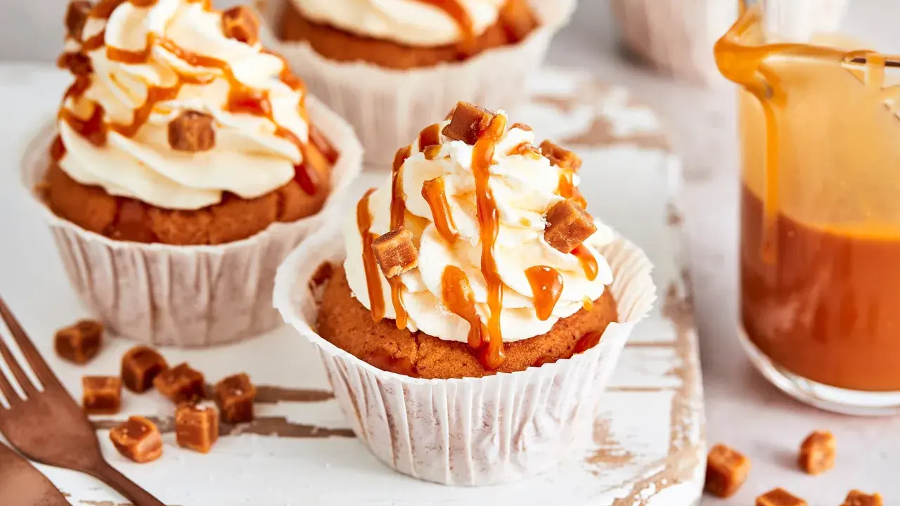 Leckere Karamell-Cupcakes mit Sahne-Topping und Karamellsauce. Ein tolles Rezept für süße Leckereien!