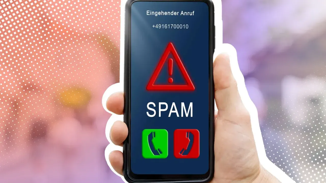 Vorsicht bei eingehenden Anrufen! Das Smartphone zeigt eine Warnung vor SPAM mit einer unbekannten Handynummer an.