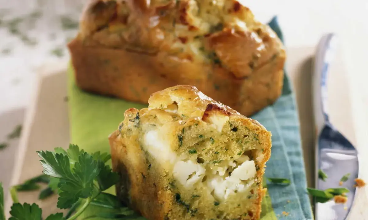 Un délicieux cake de Sophie aux courgettes et feta, garni de morceaux généreux de fromage.