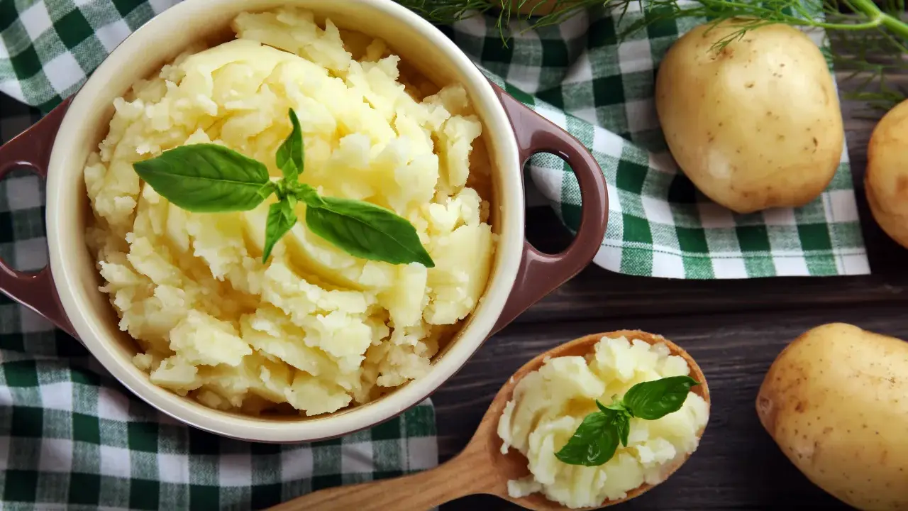 Pyszne puree ziemniaczane, idealne jako dodatek do obiadu. Ziemniaki to wszechstronne warzywo, z którego można zrobić wiele pysznych dań.