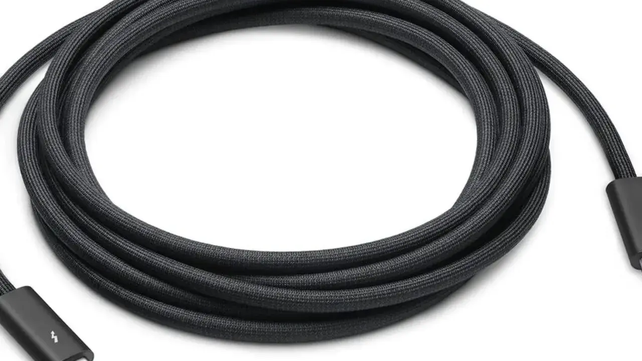 Czarny, pleciony kabel Thunderbolt z wtyczkami USB-C. Szybki transfer danych i zasilanie.