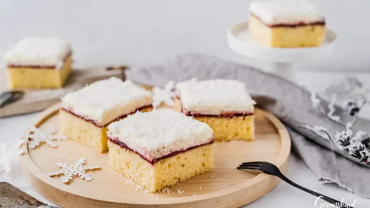 Schneeflocken zieren den Tisch, auf dem ein saftiger Frau Holle Kuchen mit Kokosraspeln und Marmelade wartet.