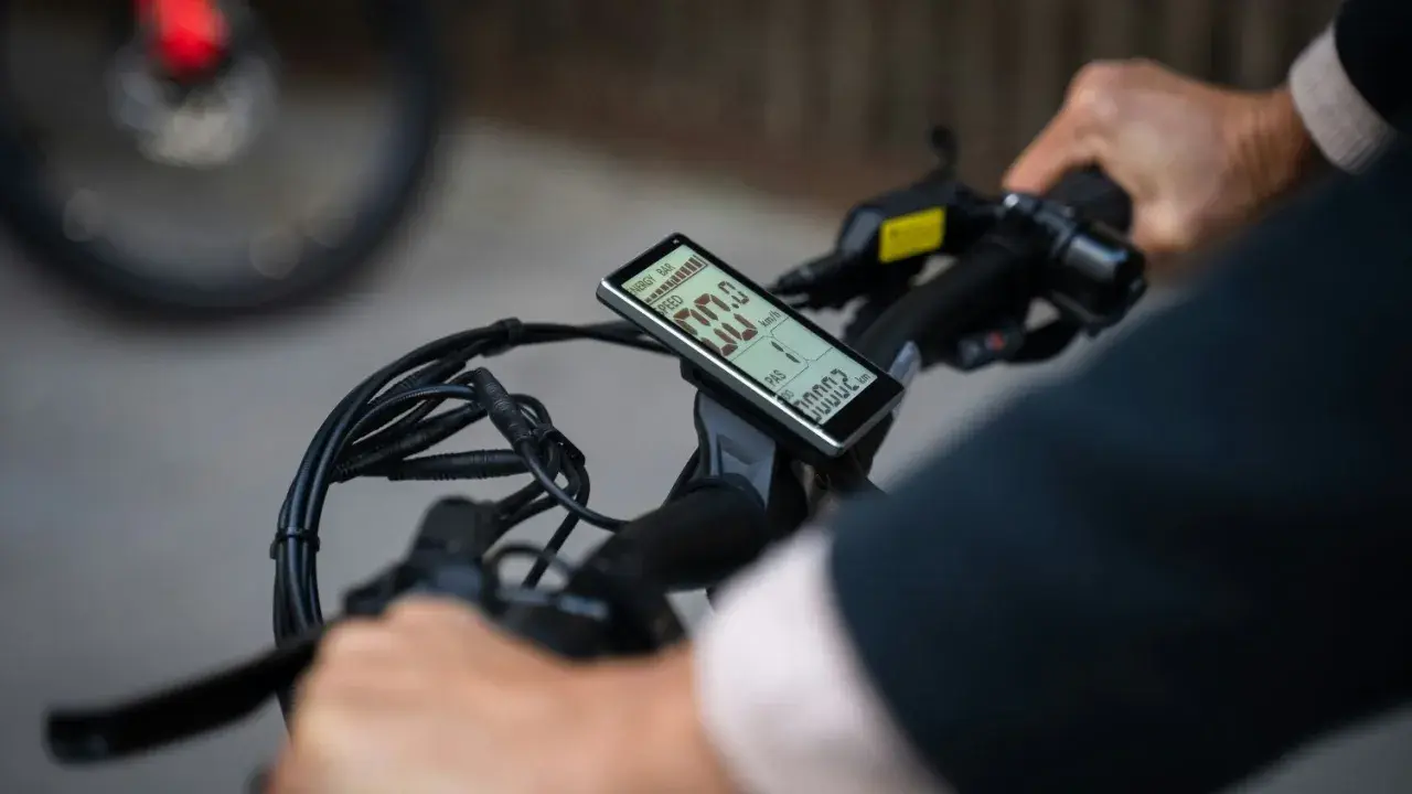 Wyświetlacz roweru elektrycznego pokazuje stan baterii i prędkość. To jak ładowarka do roweru elektrycznego, która informuje o postępie.