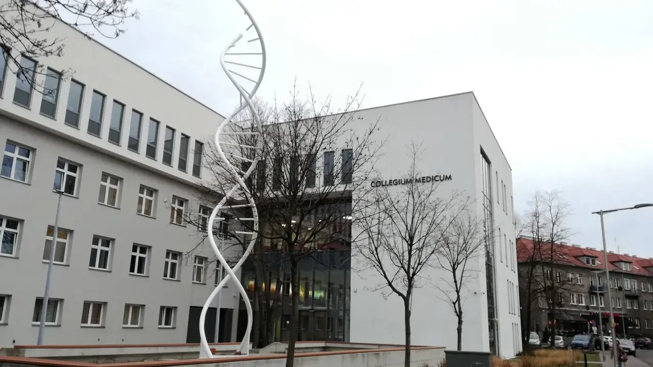 Collegium Medicum w Opolu, nowoczesny budynek z rzeźbą DNA. Idealne miejsce na studia medyczne.