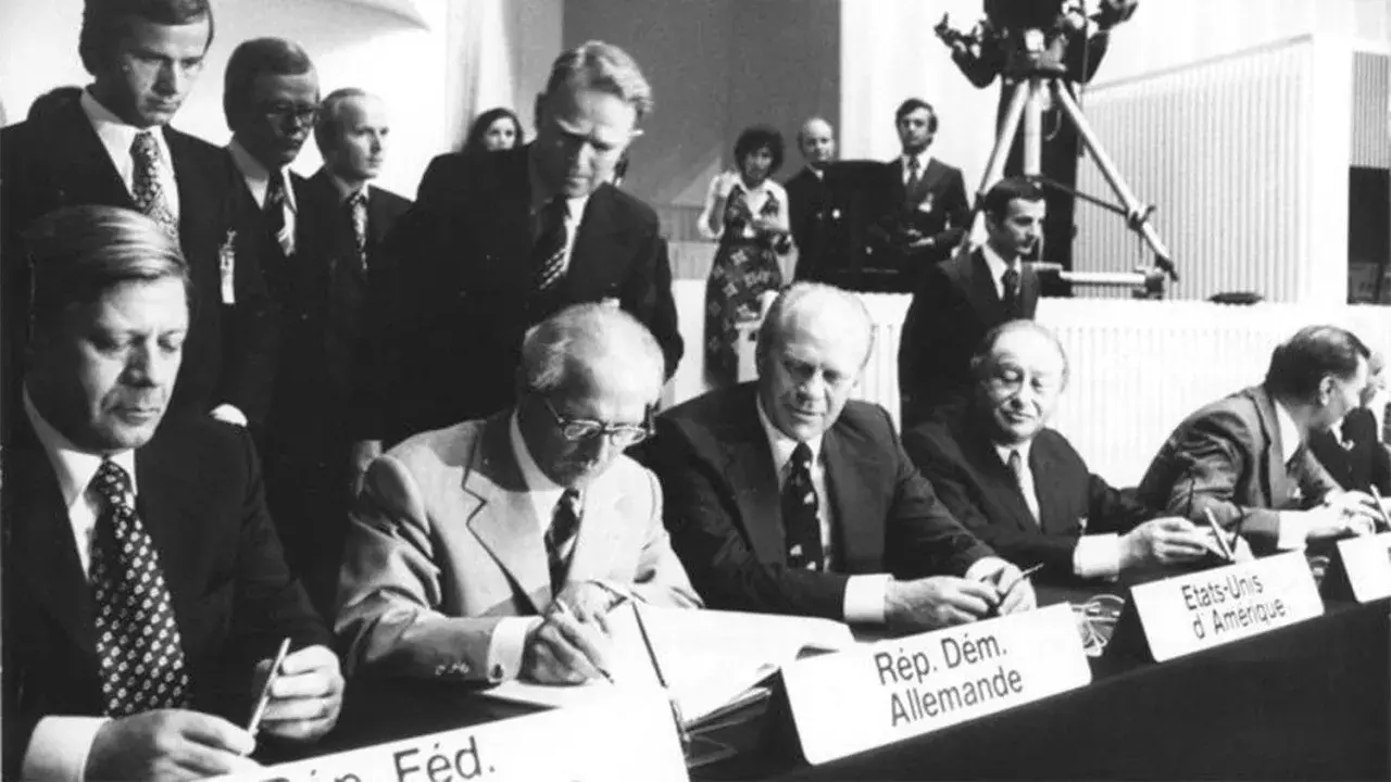 Firma dell'atto di Helsinki: leader mondiali firmano accordo storico.