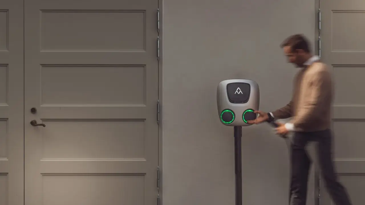 Man kopplar sin elbil till en stilren aura laddbox.