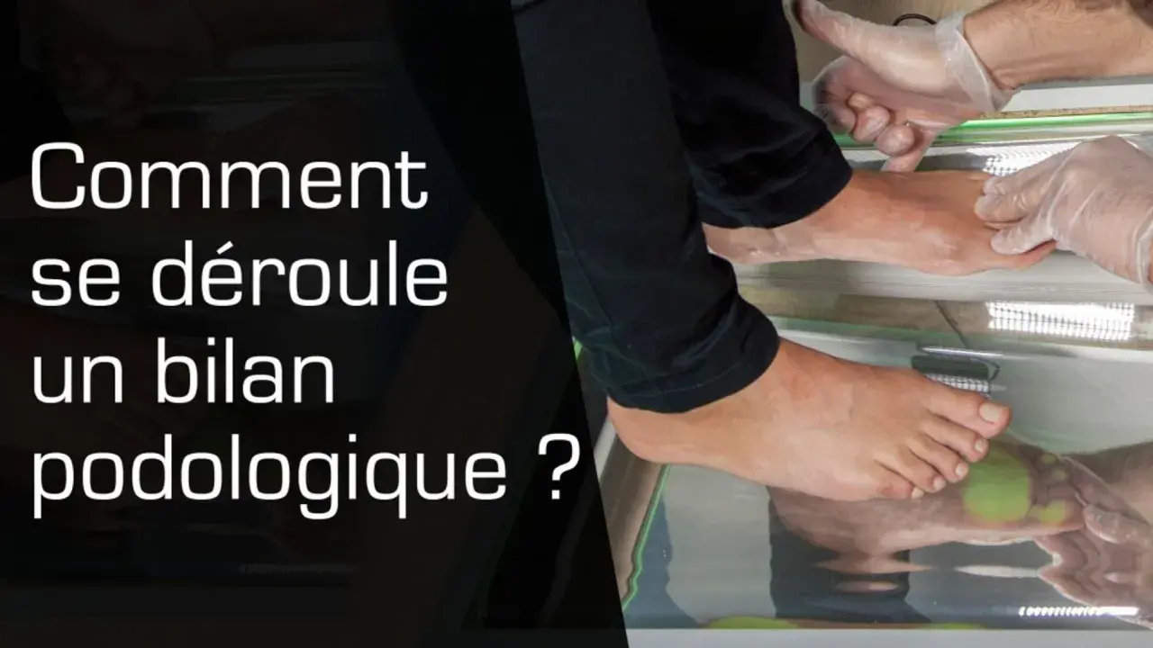 Un podologue examine un pied dans un bac, préparant un bilan podologique.