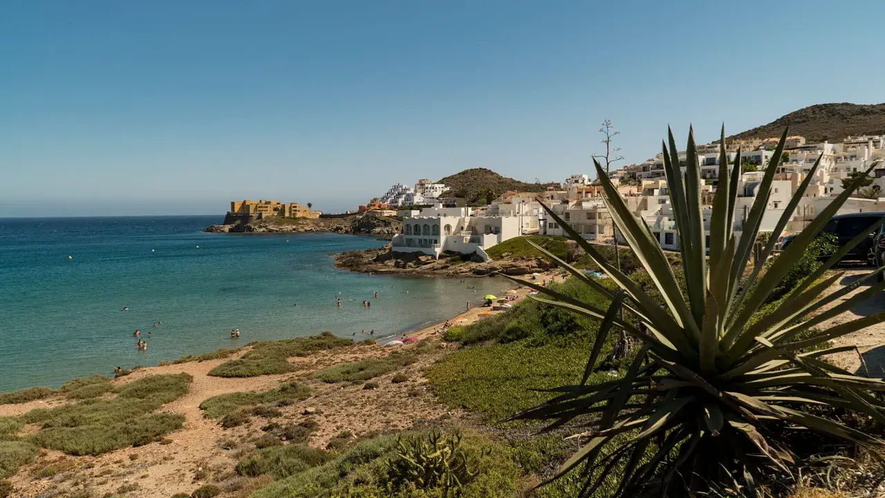 Costa de San José, Almería: playa, mar turquesa, casas blancas y un agave gigante. ¡Un paraíso que ver!