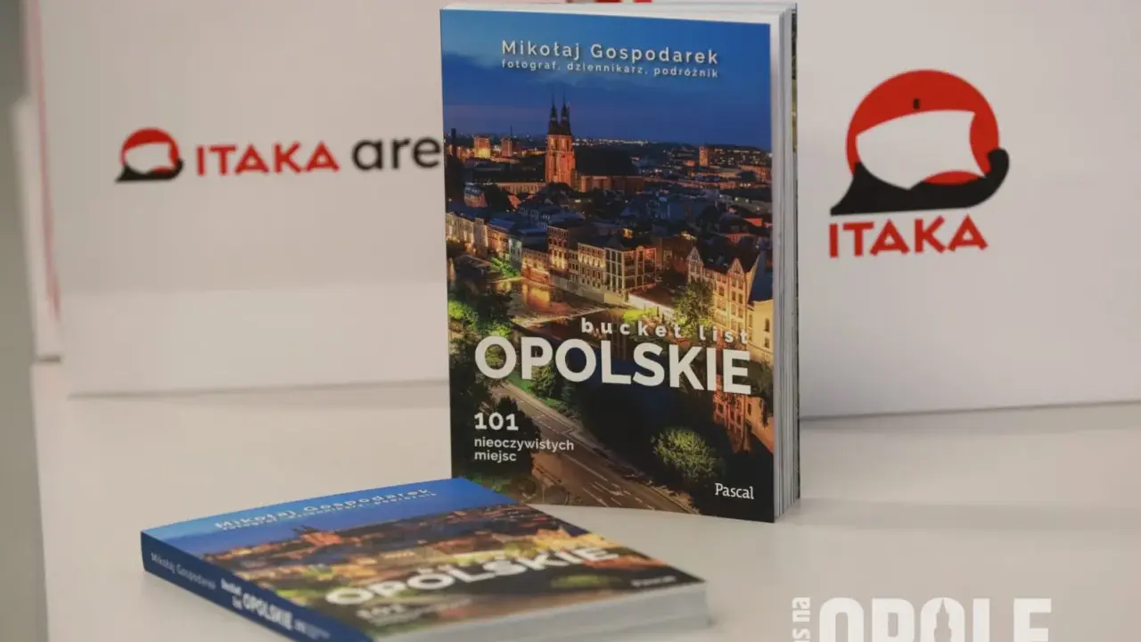 Książka "Bucket list Opolskie" prezentuje 101 nieoczywistych miejsc i opolskie atrakcje. Obok leży druga taka sama książka.