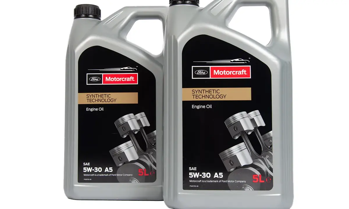 Dwa litrowe kanistry oleju silnikowego Motorcraft 5W-30 A5. Ten olej to syntetyczna technologia dla Twojego silnika.