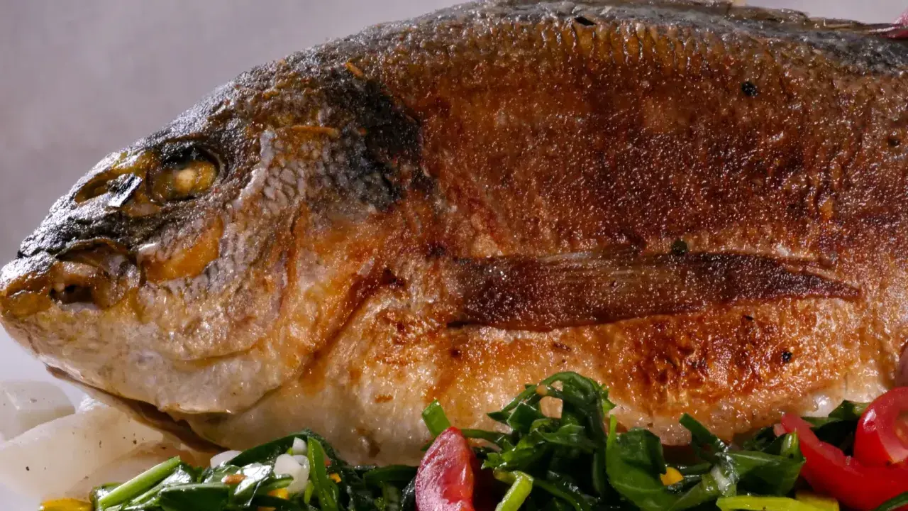Perfekt gebratene Dorade mit frischem Gemüse. Ein Genuss für Augen und Gaumen!