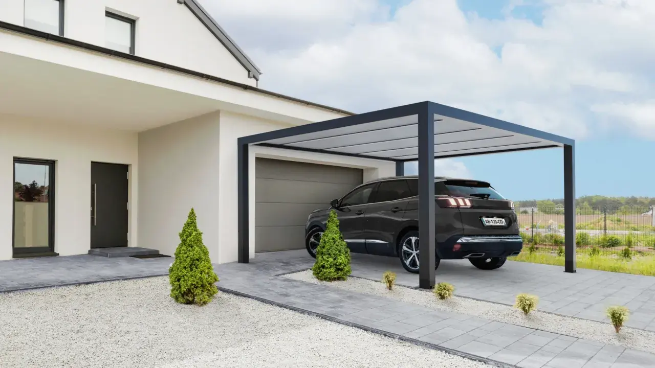 Une voiture est garée sous une élégante couverture carport moderne, à côté d'une maison blanche aux lignes épurées.
