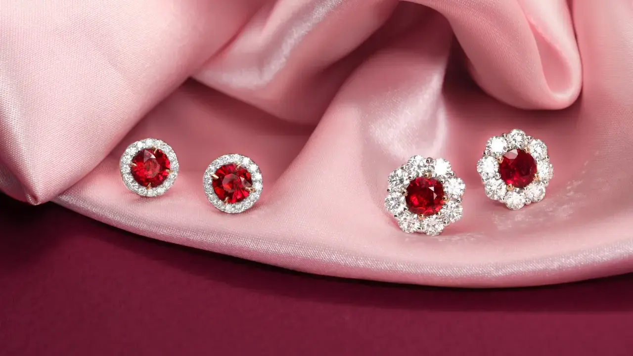 Orecchini con rubino sintetico valore, incastonati su seta rosa.