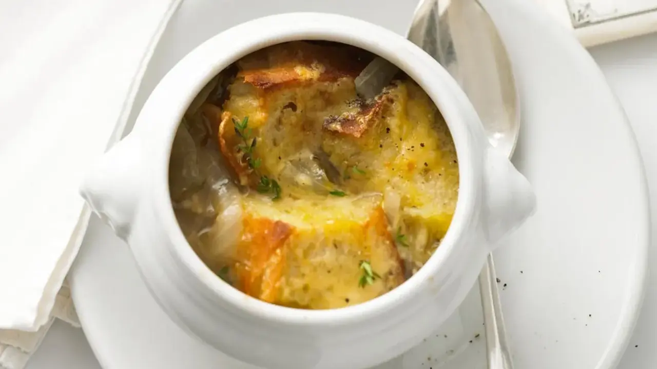 Herzhafte Zwiebelsuppe mit überbackenem Brot und Käse, ein köstliches Rezept für kalte Tage.