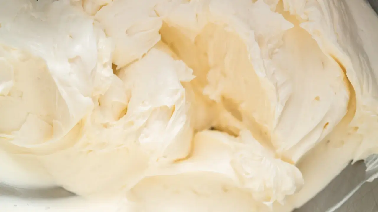 Cremige Buttercreme mit Pudding, bereit für süße Kreationen.