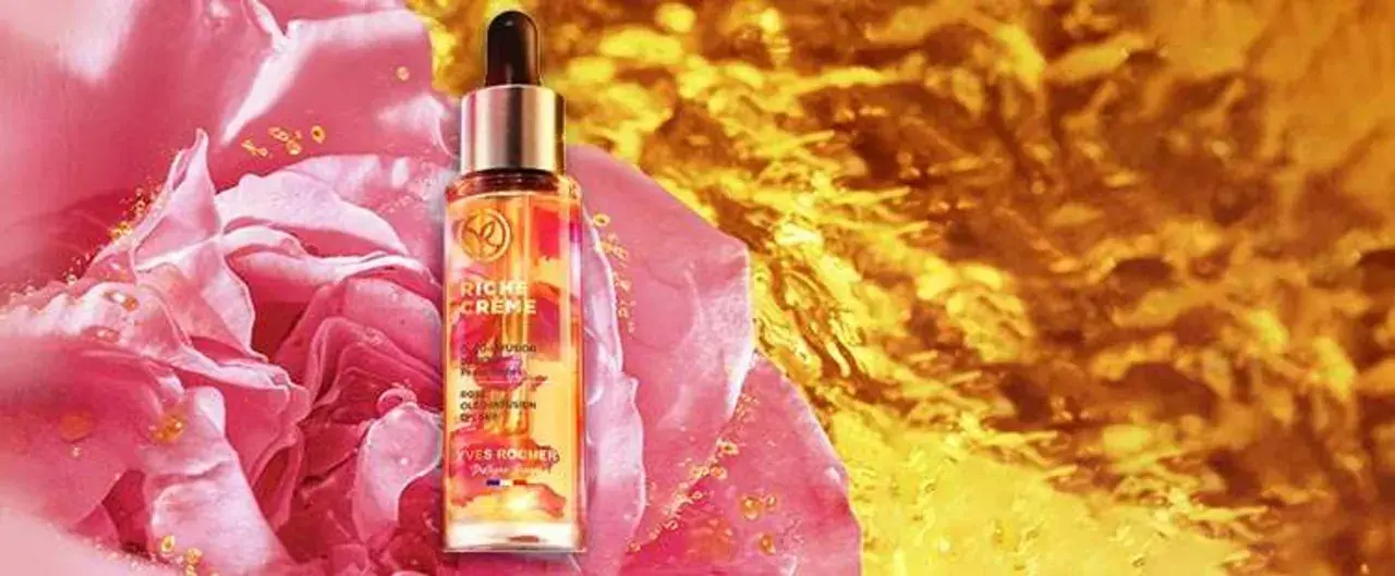 Flacon de **riche crème Yves Rocher** aux pétales de rose. Un choix luxueux pour votre peau.