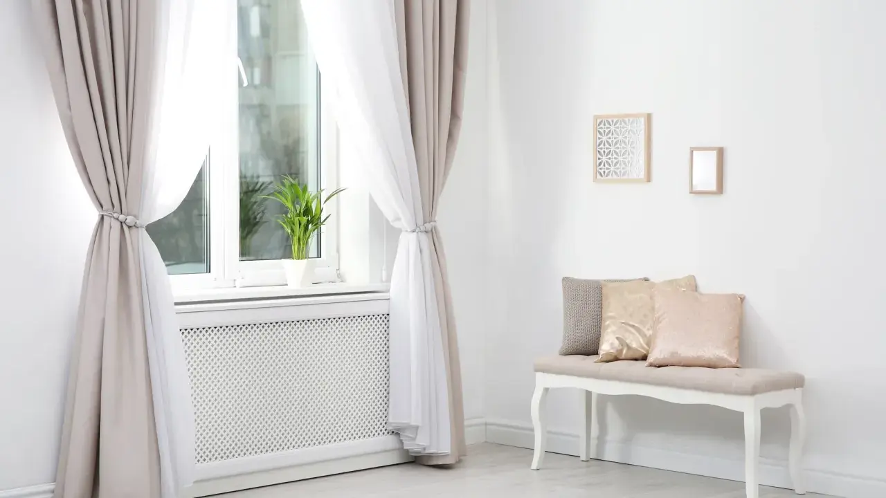 Eleganckie firanki do parapetu, tworzące przytulną atmosferę. Jasne zasłony i biały tiul pięknie komponują się z wnętrzem.