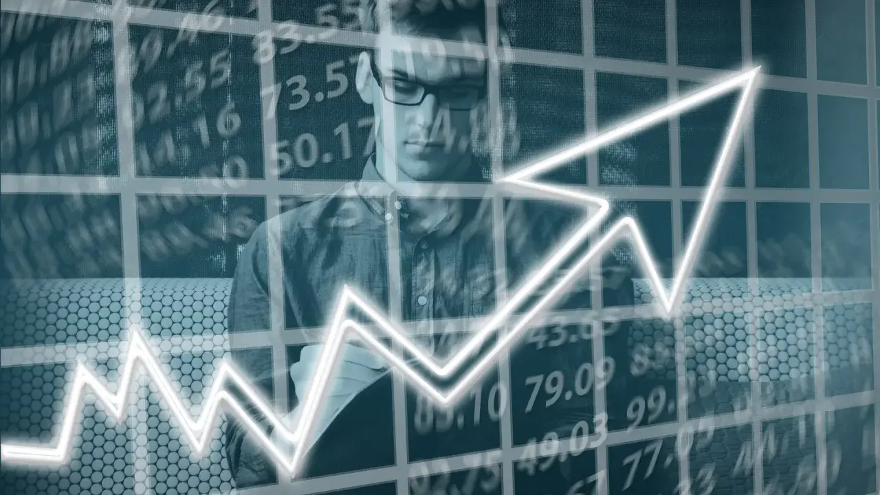 Mężczyzna analizuje wykres wzrostu, dane finansowe i kluczowe wskaźniki efektywności (KPI) wskazują na sukces.
