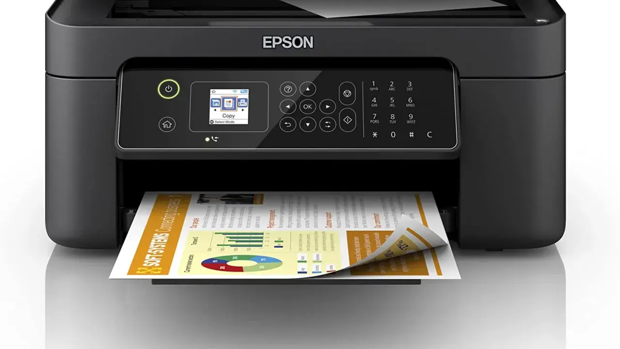 Stampante Epson multifunzione, probabilmente a getto d'inchiostro, con scanner integrato e pannello di controllo con display.