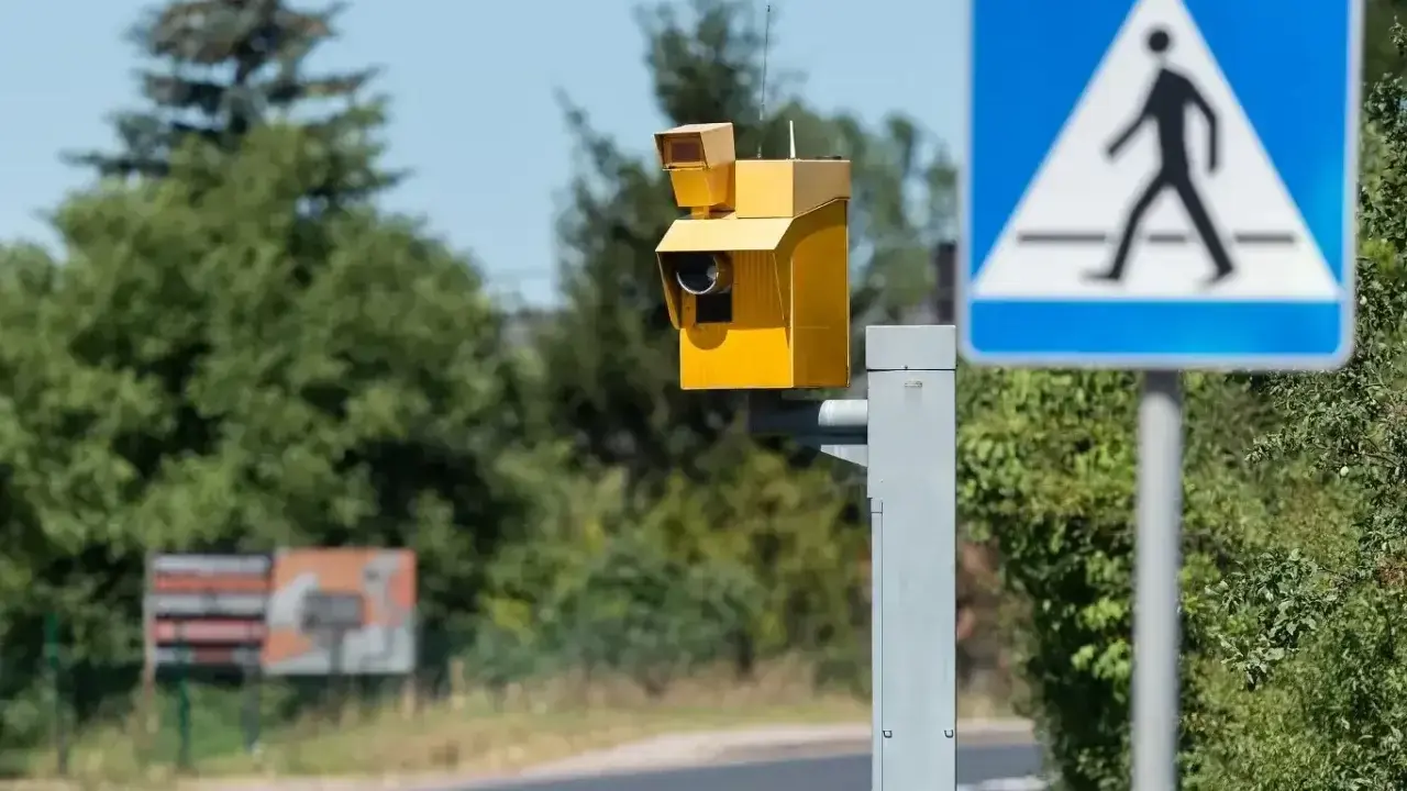 Żółta skrzynka fotoradaru obok znaku przejścia dla pieszych. Przekroczenie prędkości o 30 km ile punktów?