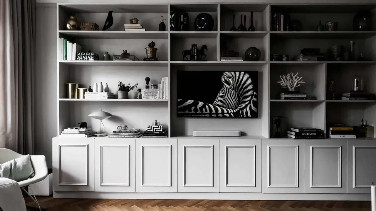 Elegant inbyggd bokhylla inspiration med zebra-konst, böcker och dekorativa föremål.