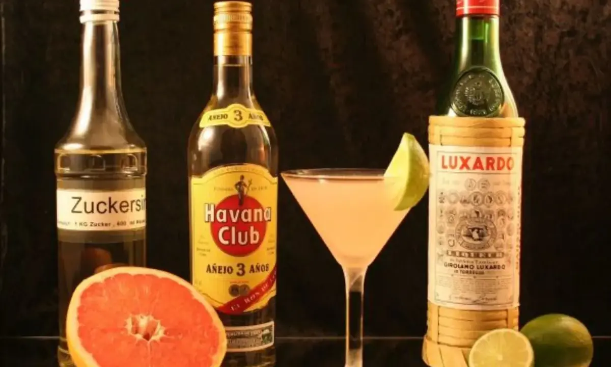 Zutaten für Daiquiri Rezepte: Zuckersirup, Havana Club Rum, Luxardo Maraschino Likör, Grapefruit und Limetten.