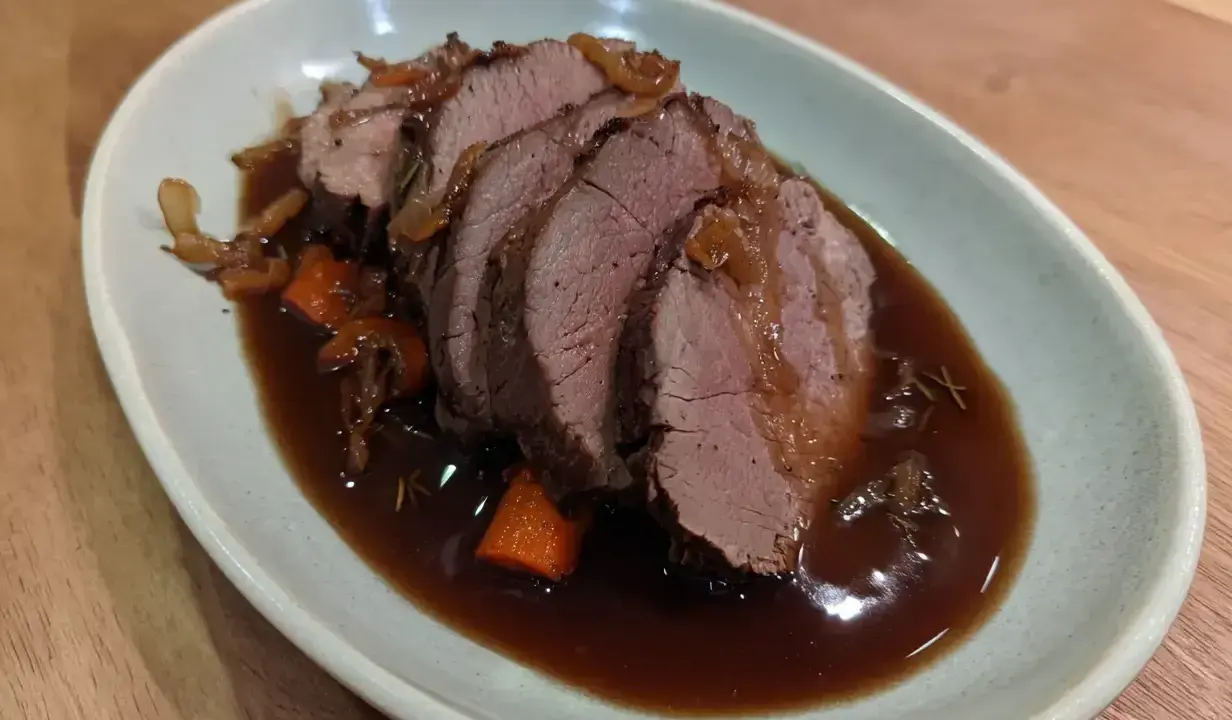 Skivat rostbiff med en mustig sås, morötter och lök. Ett klassiskt fransyska recept som ser utsökt ut!