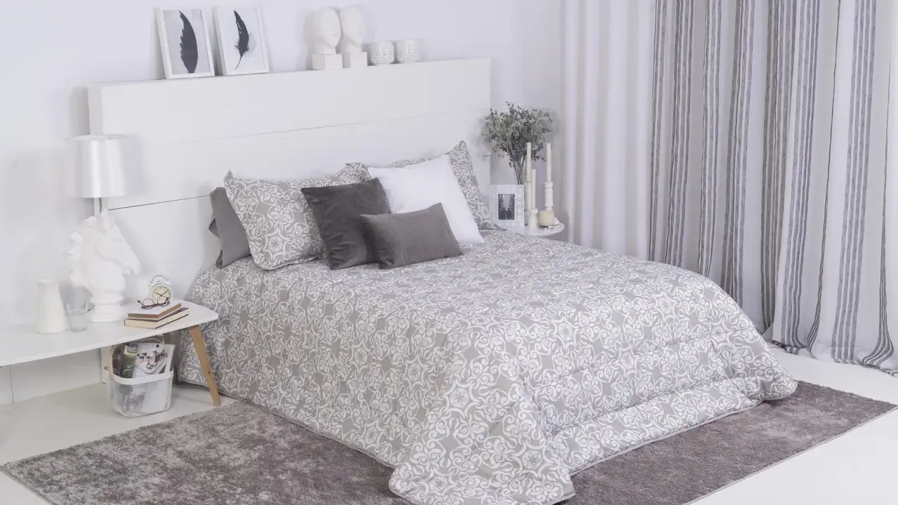 Cama con colcha estampada y cojines decorativos. Las medidas cojines cama son ideales para un descanso confortable.