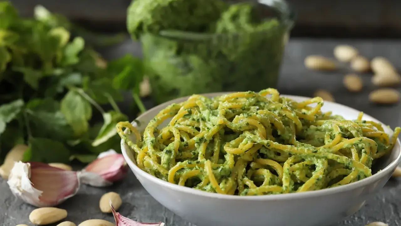 Miseczka spaghetti z aromatycznym pesto z pietruszki, czosnkiem i migdałami.