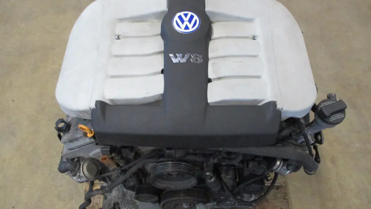 Silnik Volkswagen w8, potężna jednostka napędowa, gotowa do montażu.