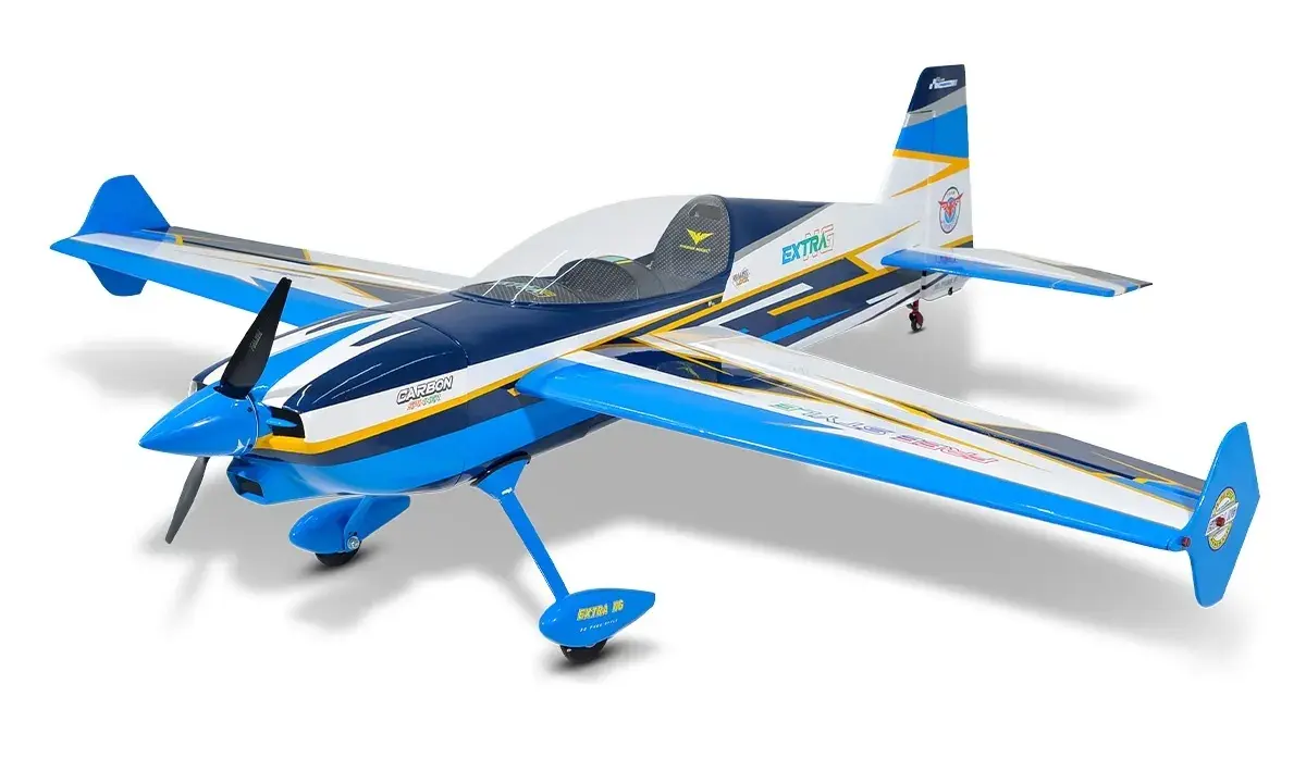 Ein blau-weißes Kunstflugzeug-Modell, ein "Phoenix Model", mit gelben Akzenten und dem Schriftzug "EXTRA 300".
