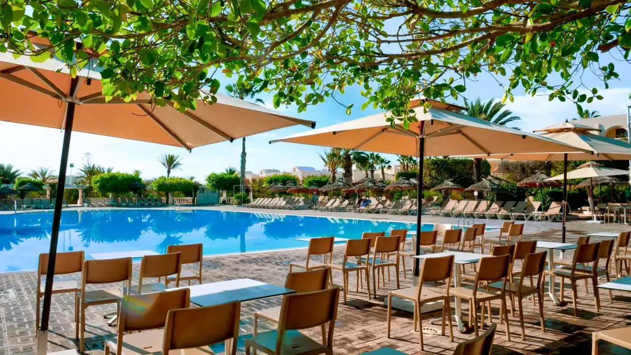 Basen i leżaki w Djerba Aqua Resort, idealne miejsce na relaks. Opinie gości potwierdzają wysoki standard.