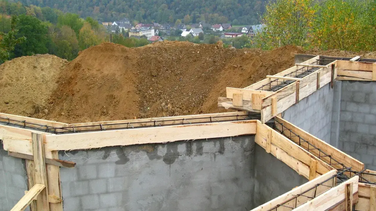 Fundamenty domu w budowie, zbrojenie i szalunki. Widać, ile jest ważne pozwolenie na budowę, by móc rozpocząć prace.
