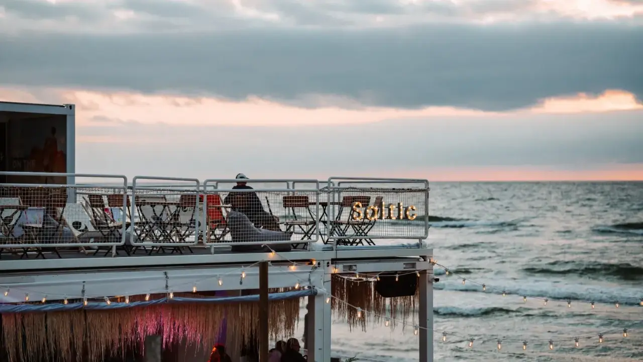 Relaks przy zachodzie słońca nad morzem, gdzie nad morze żeby się nie nudzić. Klimatyczny bar z widokiem na fale.
