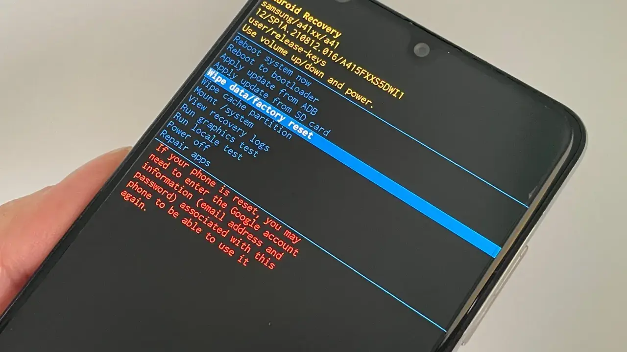 Ekran telefonu Samsung z menu Android Recovery. Widoczna opcja "Wipe data/factory reset", która jest kluczem do wykonania twardego resetu.