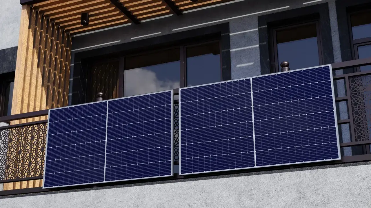 Zwei senkrechte Solarmodule auf einem Balkon, die Sonnenlicht für saubere Energie einfangen.