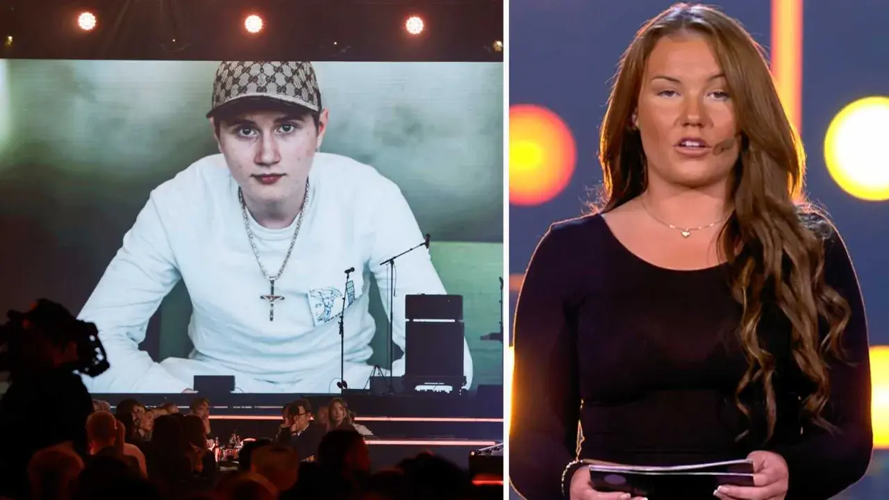 Alexandra Torgrip på scen, med en bild på en ung man i keps på storbildsskärmen bakom.
