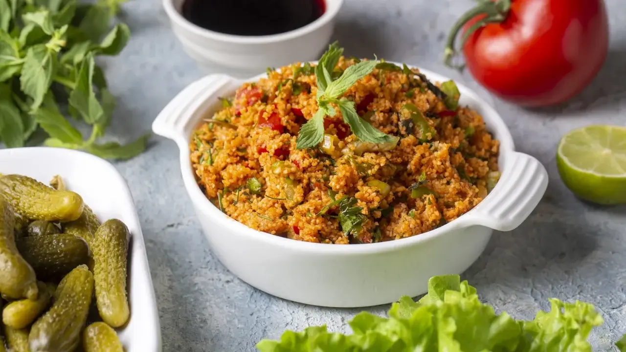 Ein köstlicher Bulgursalat, perfekt für ein leichtes Mittagessen. Dieses Bulgursalat Rezept ist einfach zuzubereiten und voller Geschmack.