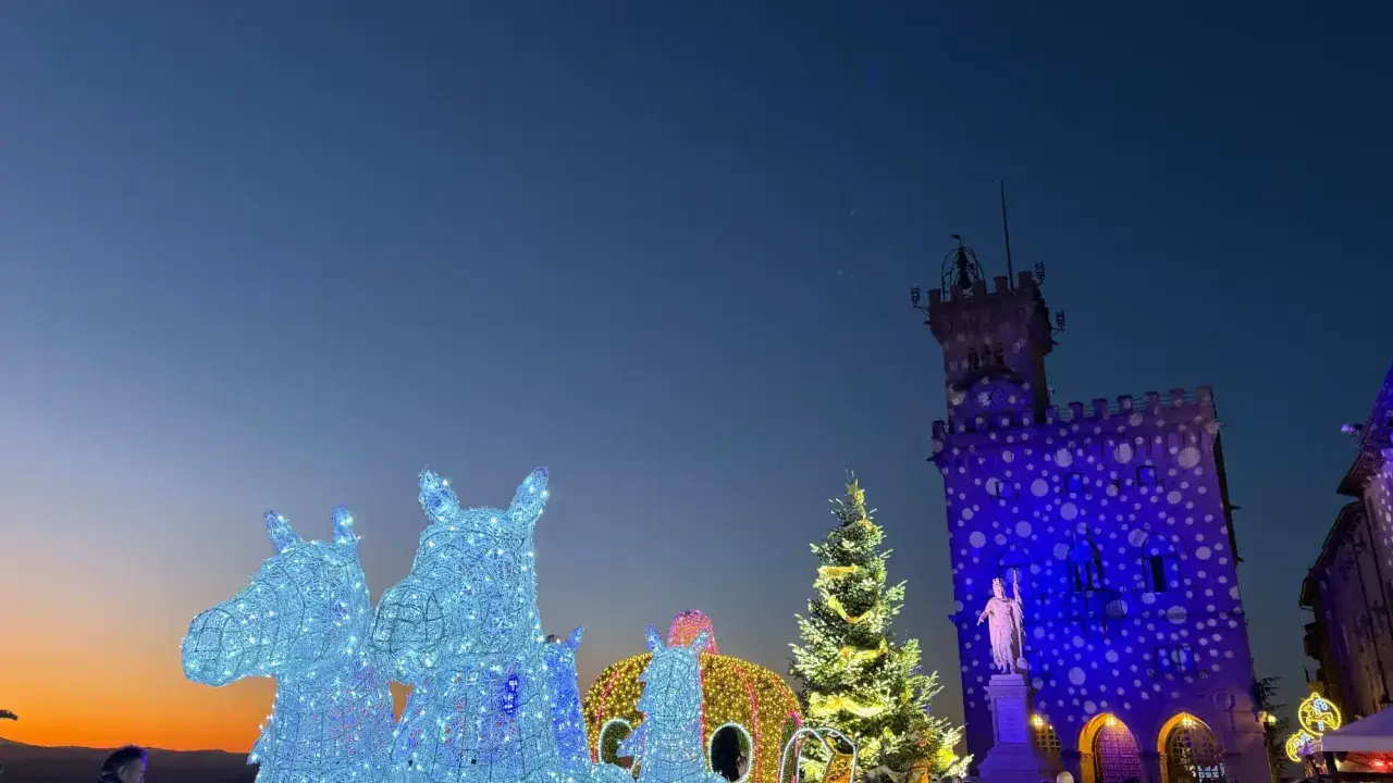 Luci scintillanti e un'atmosfera magica per il Natale a San Marino. Carrozze illuminate e un albero maestoso creano uno scenario da fiaba.