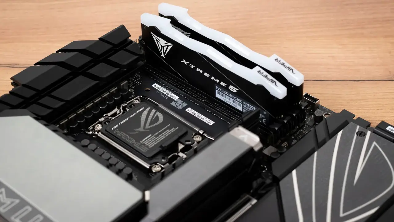Dwa moduły pamięci RAM XTREME5 VIPER zamontowane na płycie głównej Maximus.