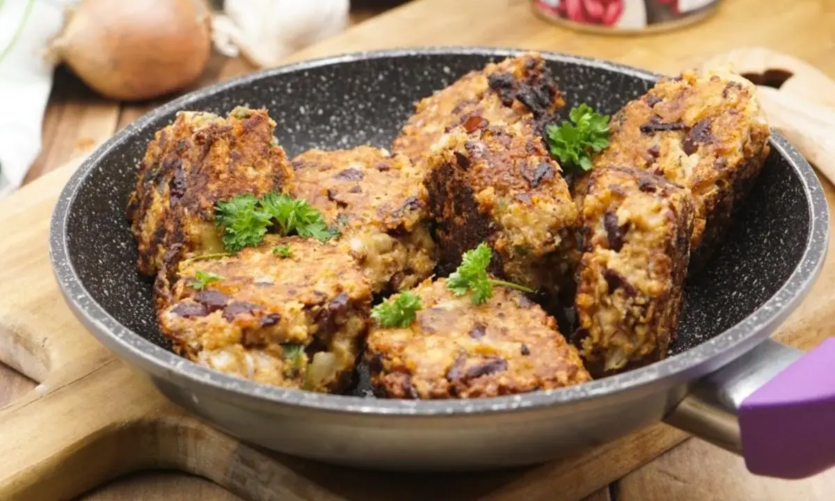 Herzhafte vegetarische Frikadellen mit Kidneybohnen, frisch in der Pfanne gebraten und mit Petersilie garniert.