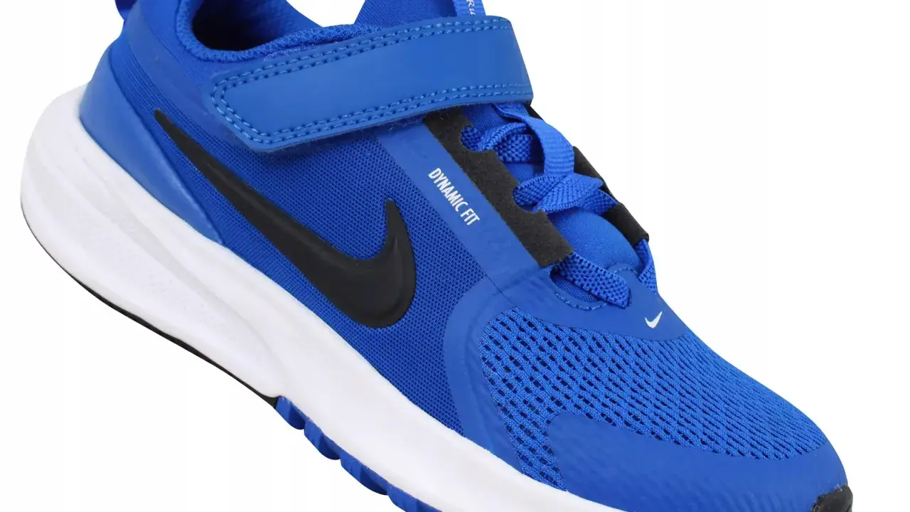 Niebieski but dziecięcy Nike z czarnym logo i białym spodem.