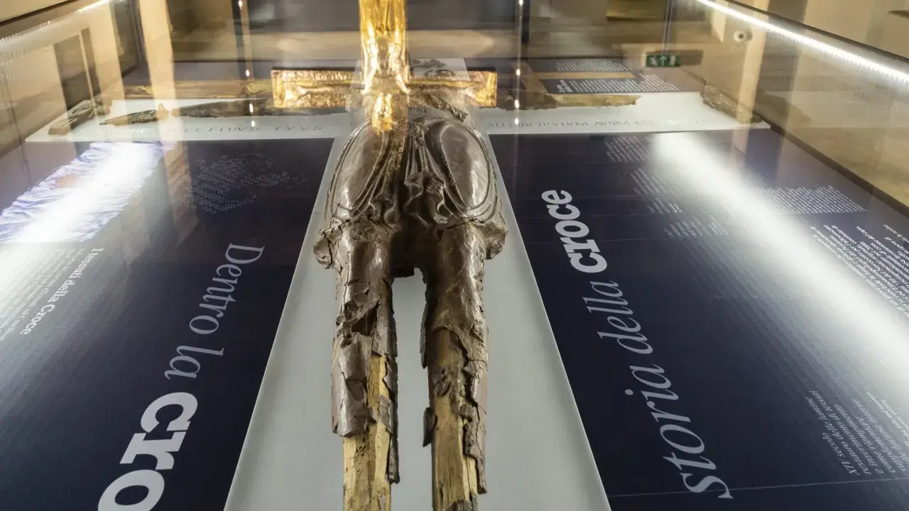 Il Crocifisso ligneo dorato, esposto nel vercelli centro storico, racconta la sua storia.
