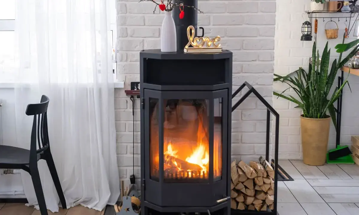 Un **four norvégien** moderne crépite de flammes, réchauffant un salon décoré de cœurs rouges et d'une enseigne "love".
